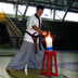 Mestre Kim apagando velas